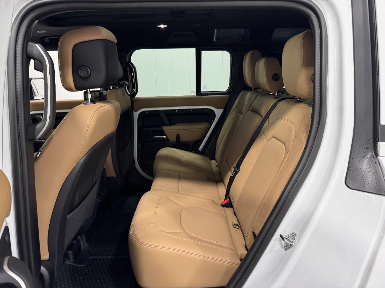 Land Rover Defender Vehicle Full-screen Gallery Image 8