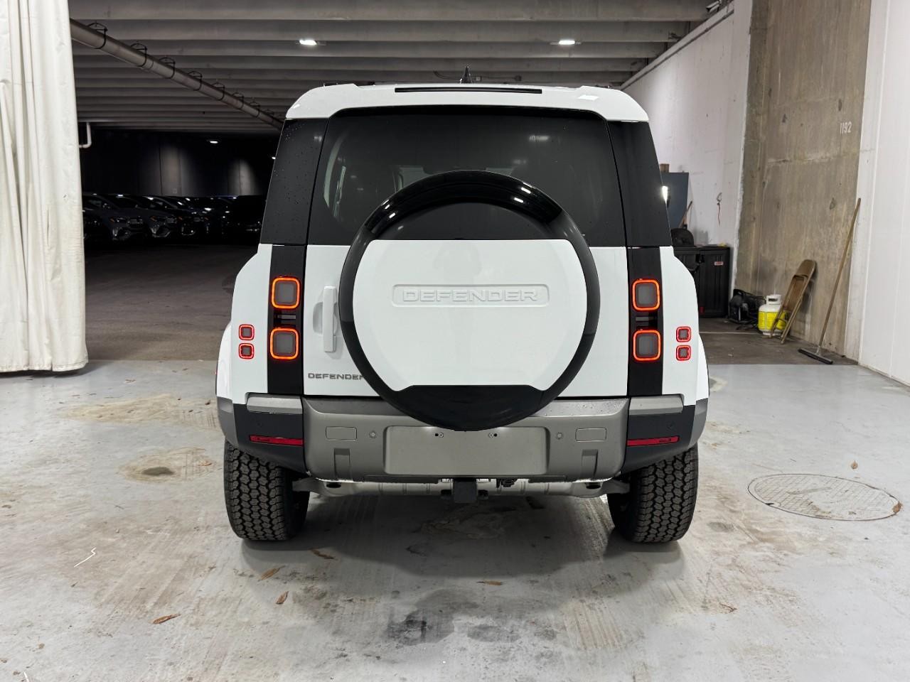 Land Rover Defender Vehicle Full-screen Gallery Image 9