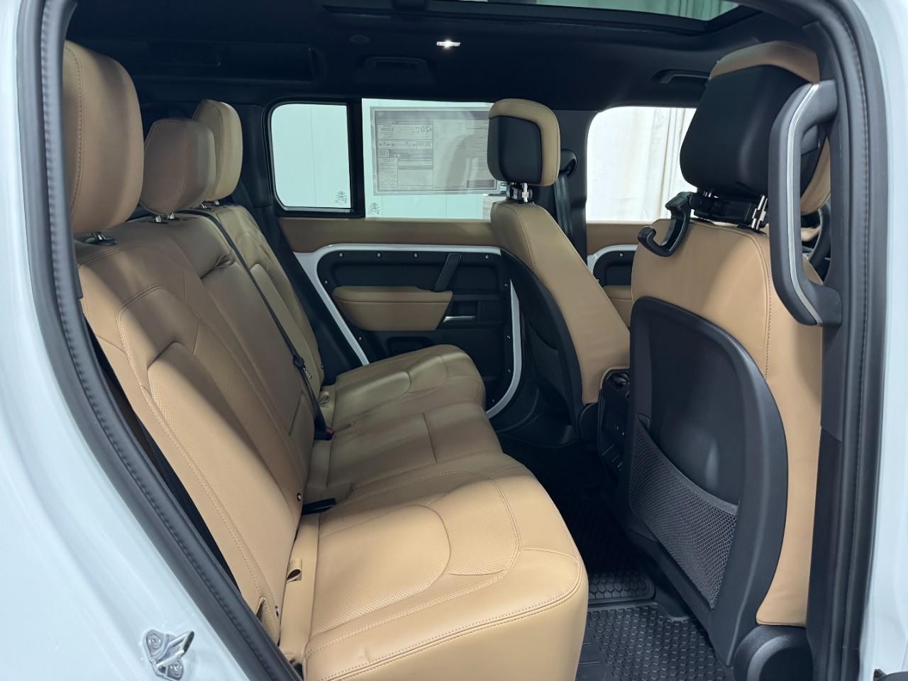 Land Rover Defender Vehicle Full-screen Gallery Image 10