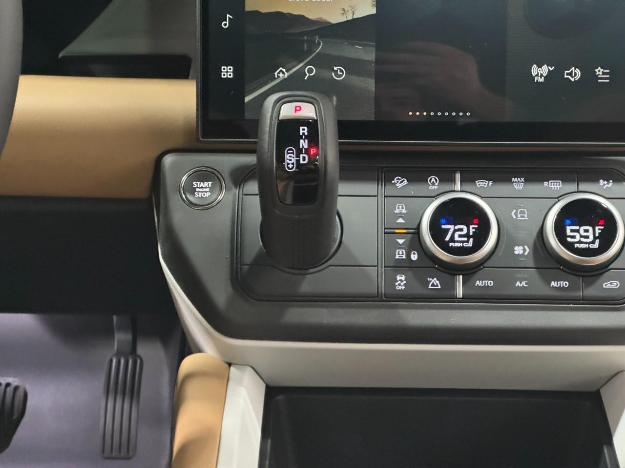 Land Rover Defender Vehicle Full-screen Gallery Image 17