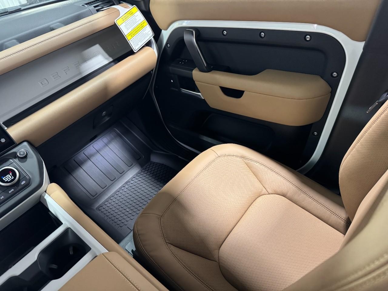 Land Rover Defender Vehicle Full-screen Gallery Image 18