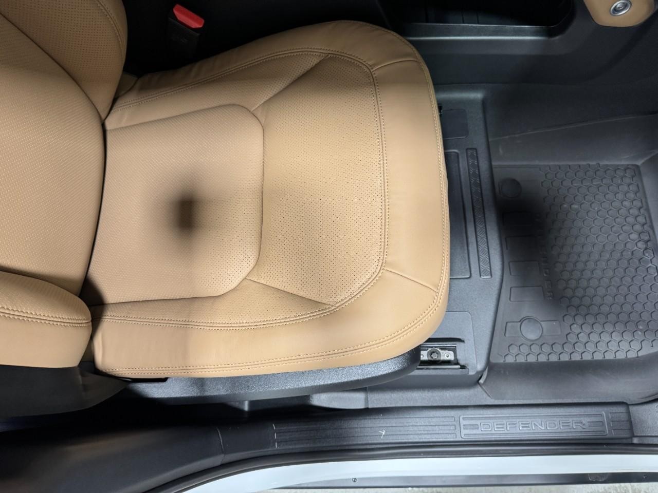 Land Rover Defender Vehicle Full-screen Gallery Image 20