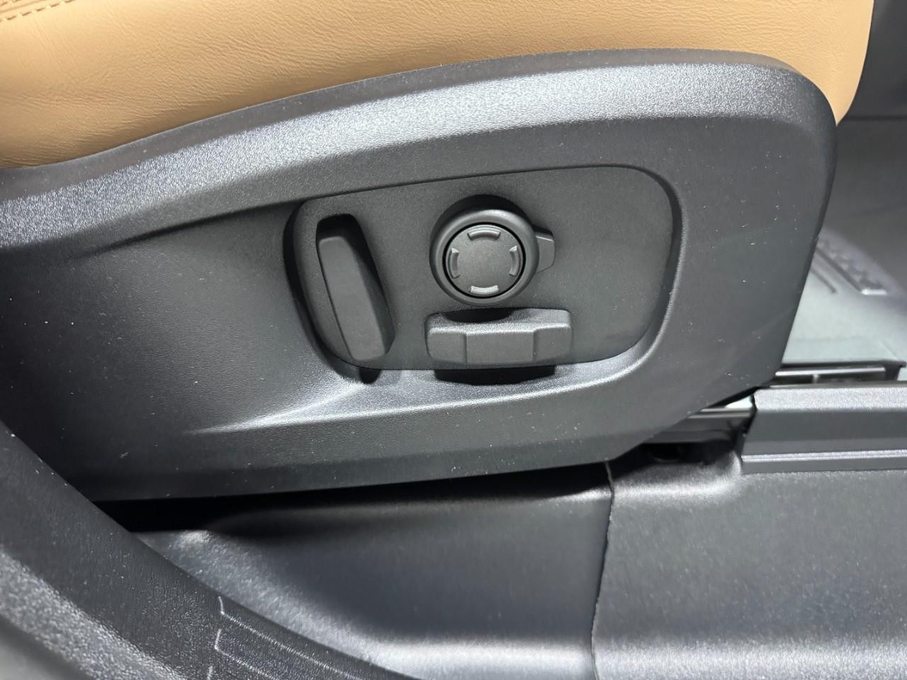 Land Rover Defender Vehicle Full-screen Gallery Image 21