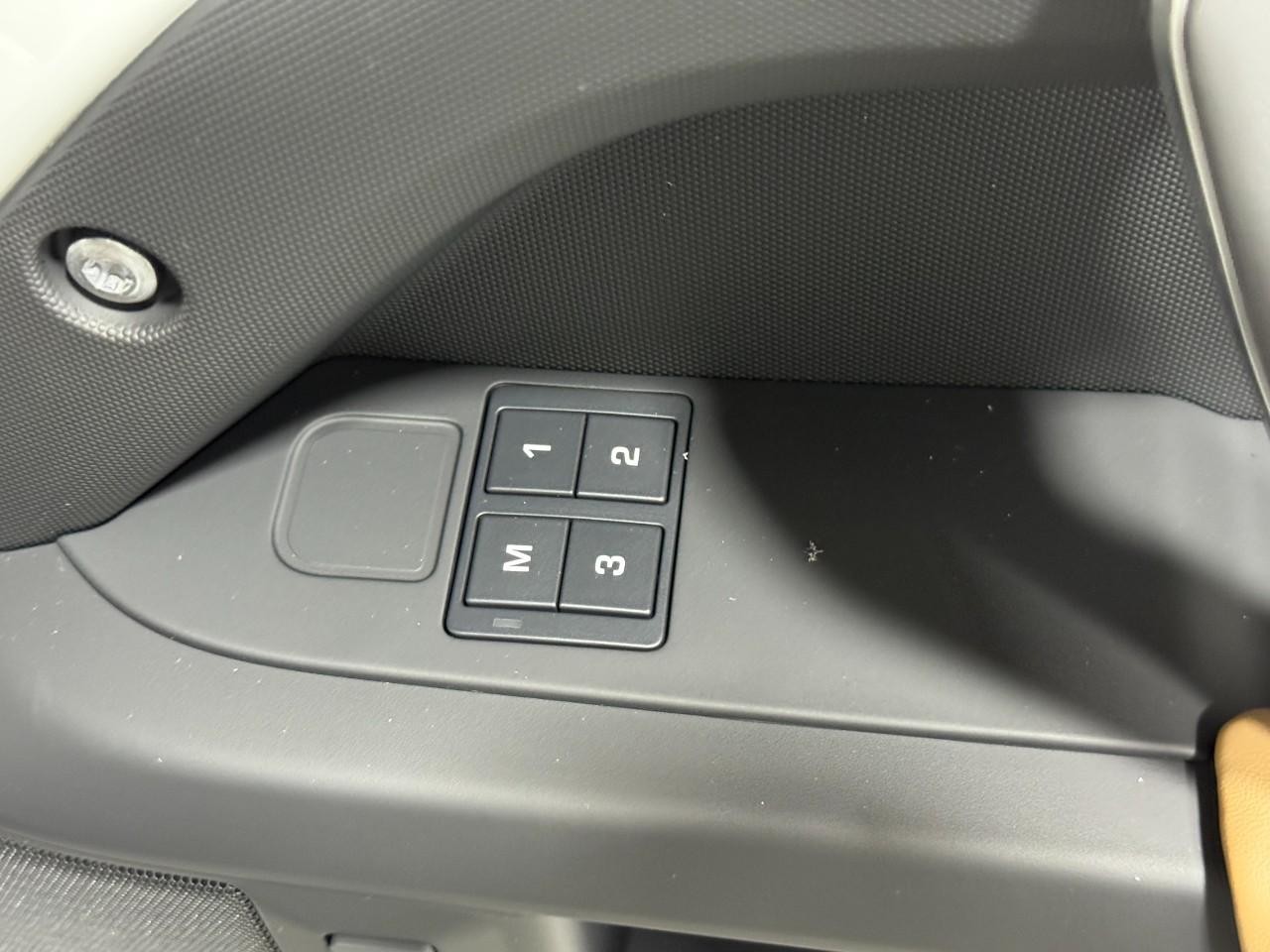 Land Rover Defender Vehicle Full-screen Gallery Image 22