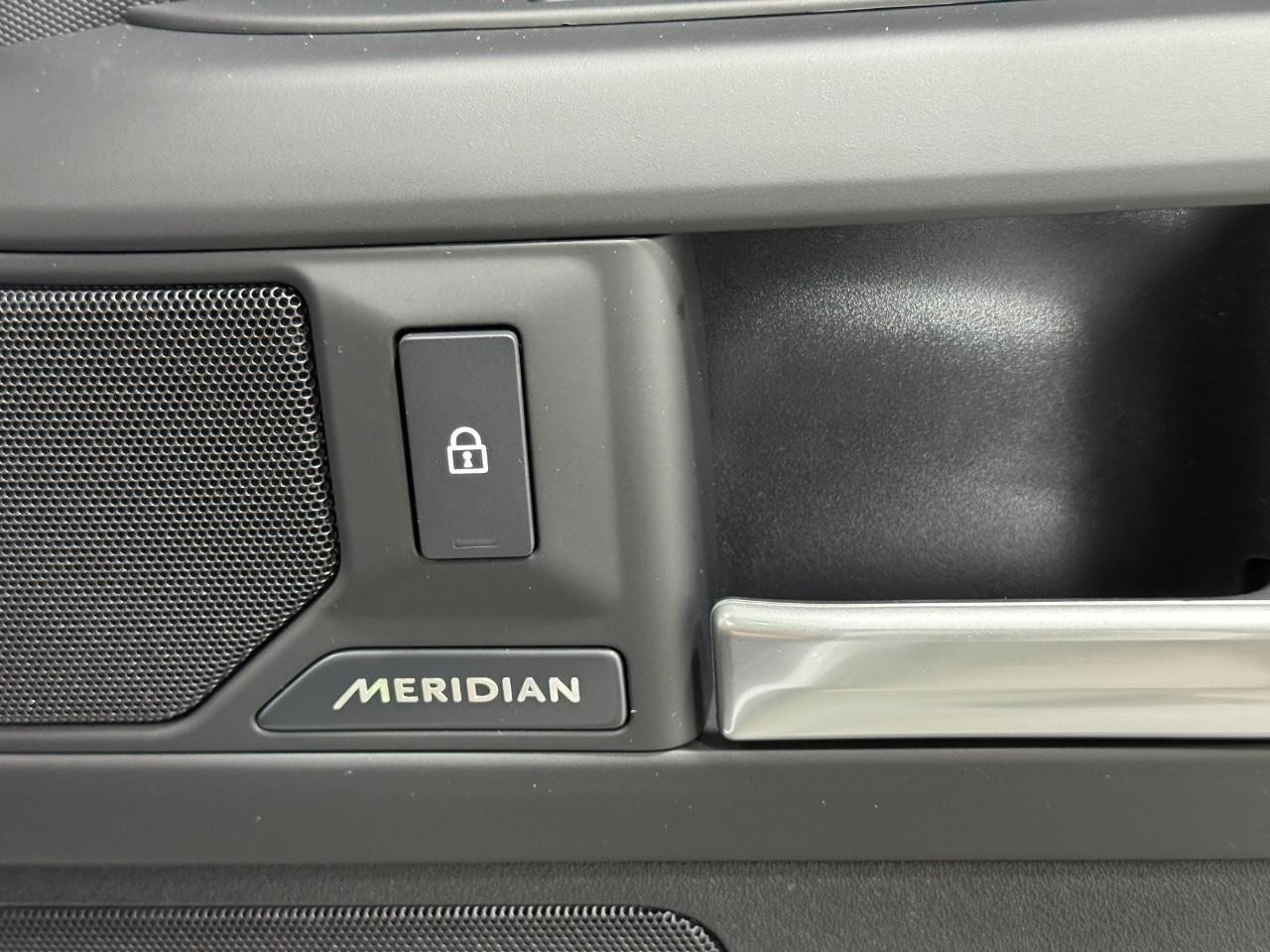 Land Rover Defender Vehicle Full-screen Gallery Image 23