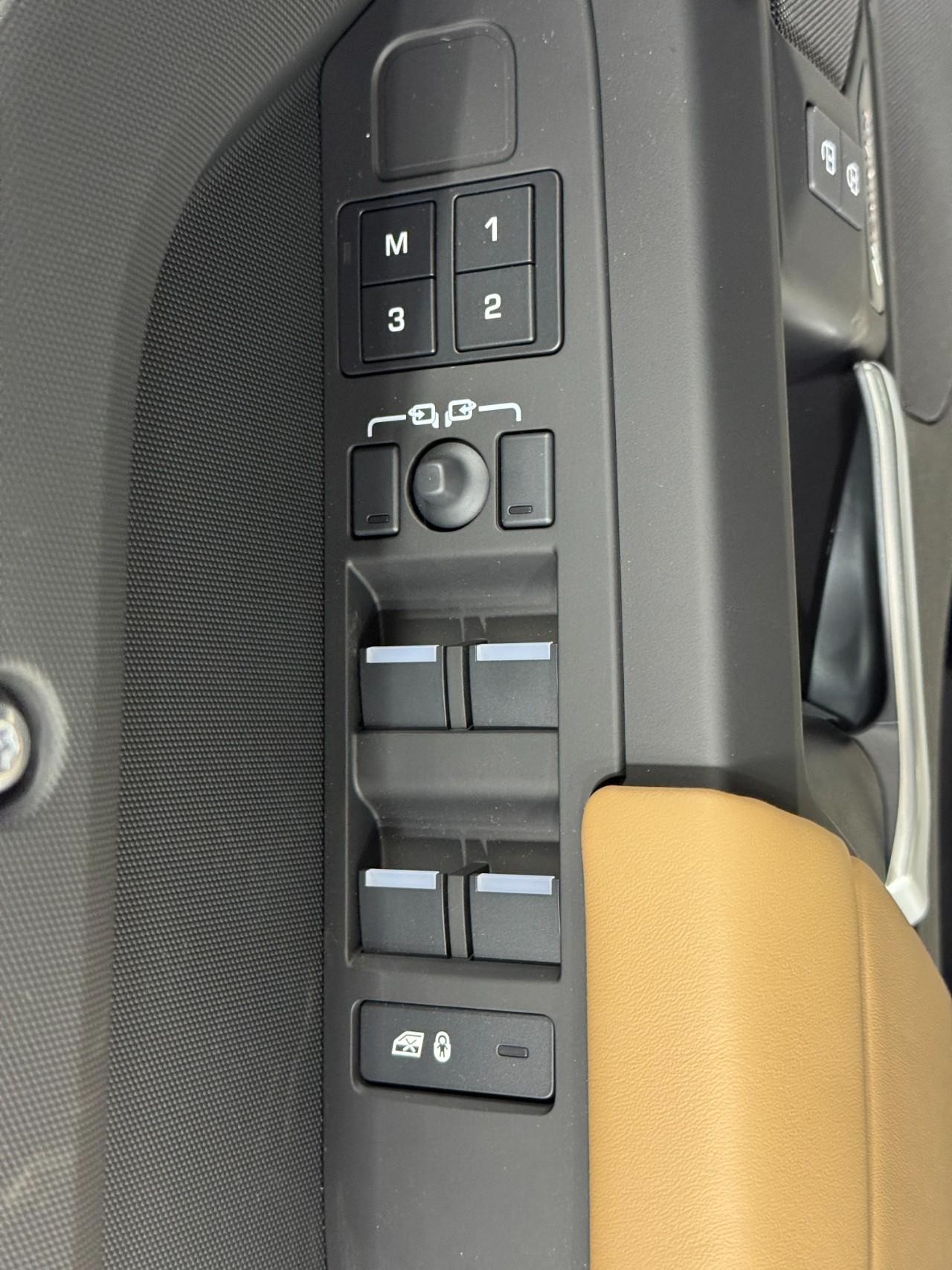 Land Rover Defender Vehicle Full-screen Gallery Image 24