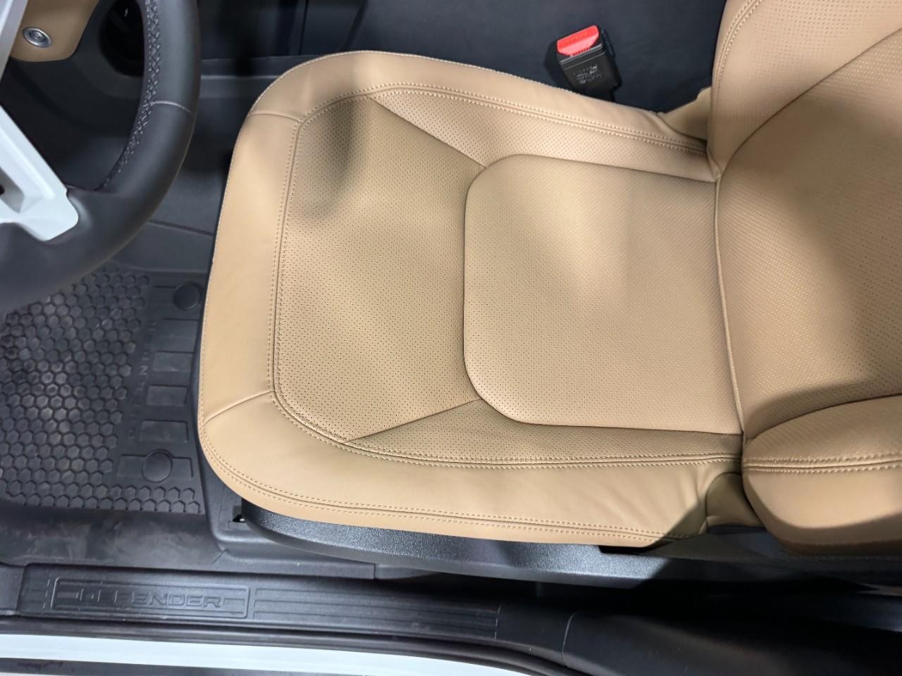 Land Rover Defender Vehicle Full-screen Gallery Image 27