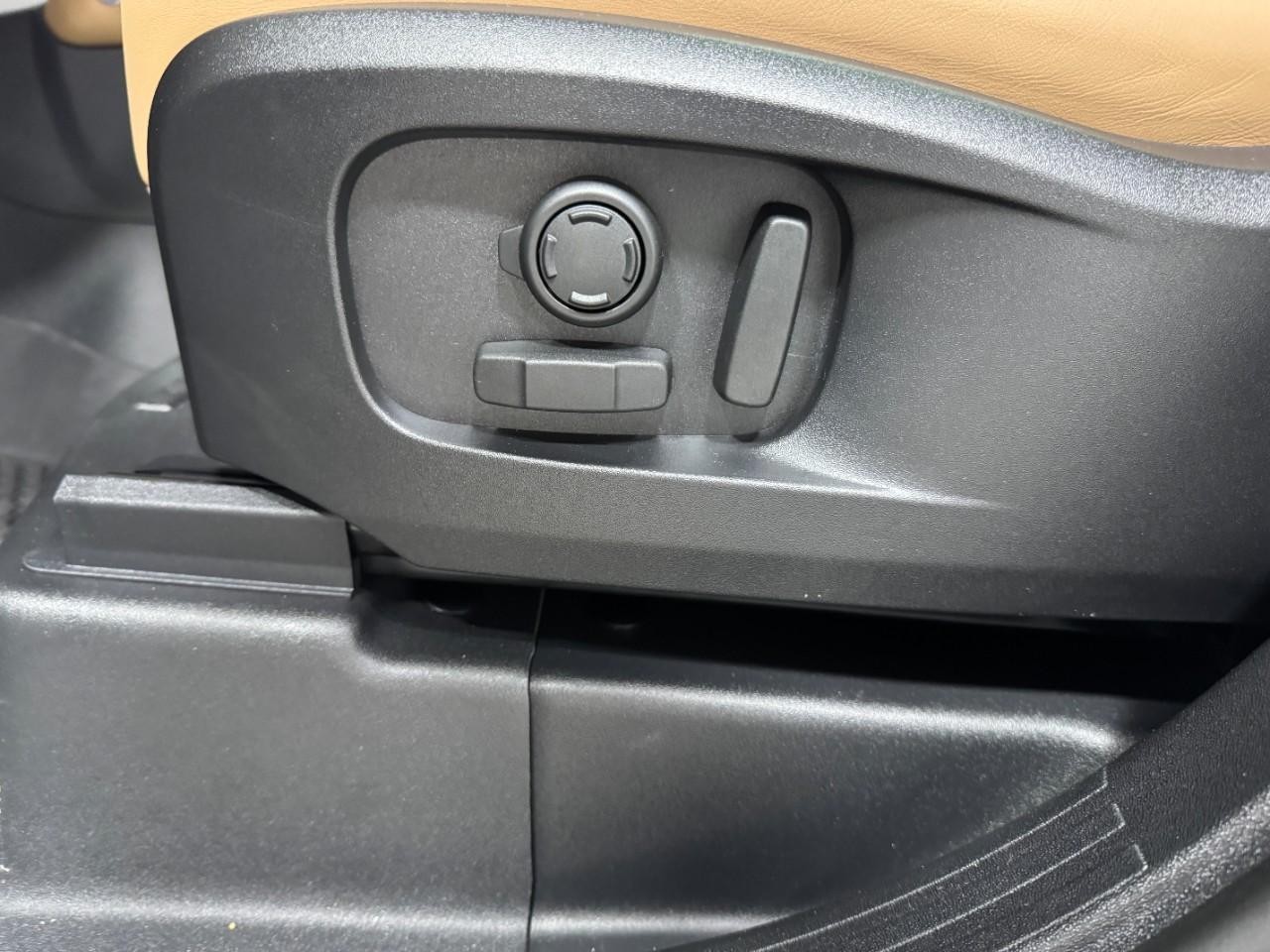 Land Rover Defender Vehicle Full-screen Gallery Image 28