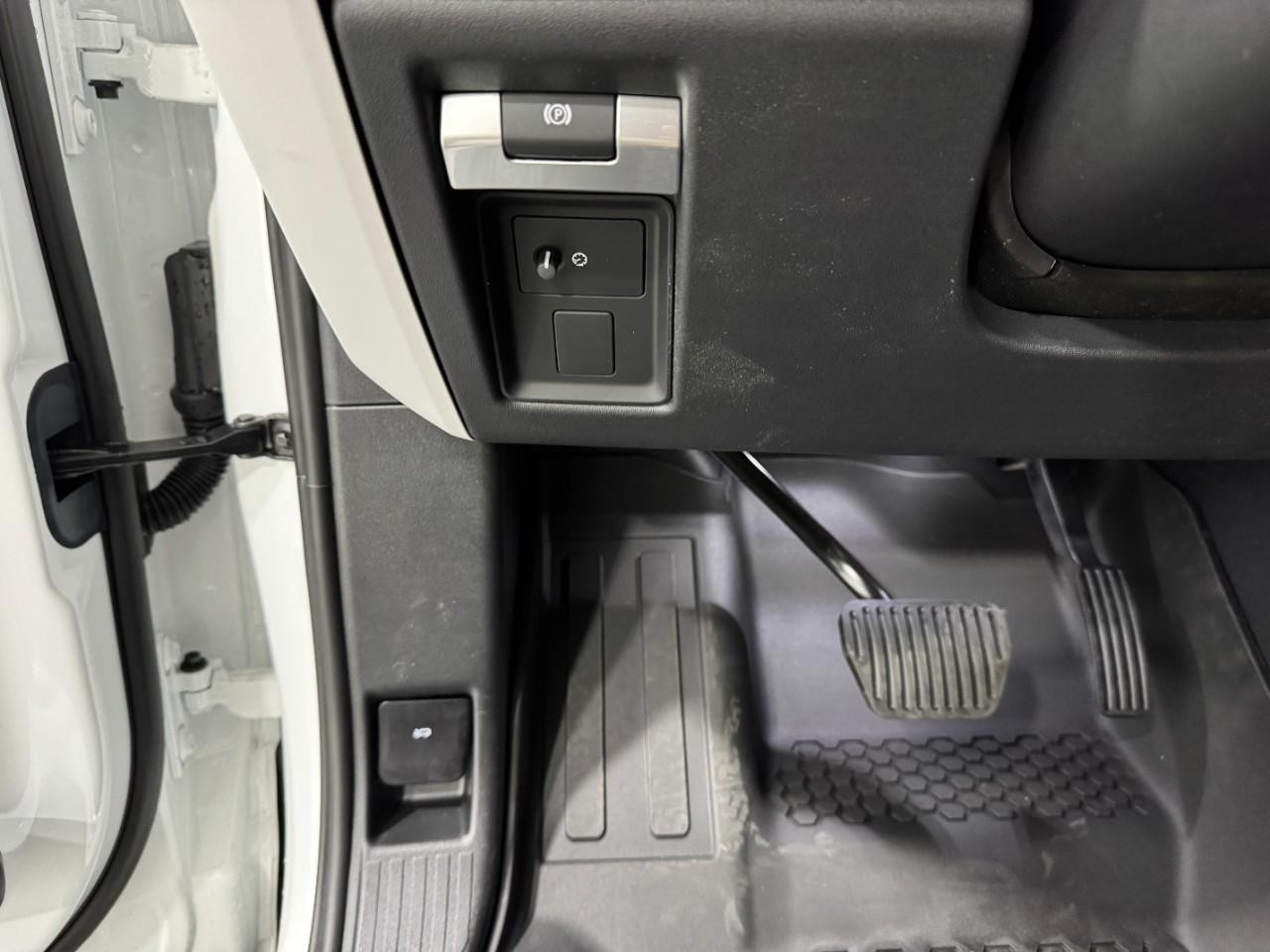 Land Rover Defender Vehicle Full-screen Gallery Image 29