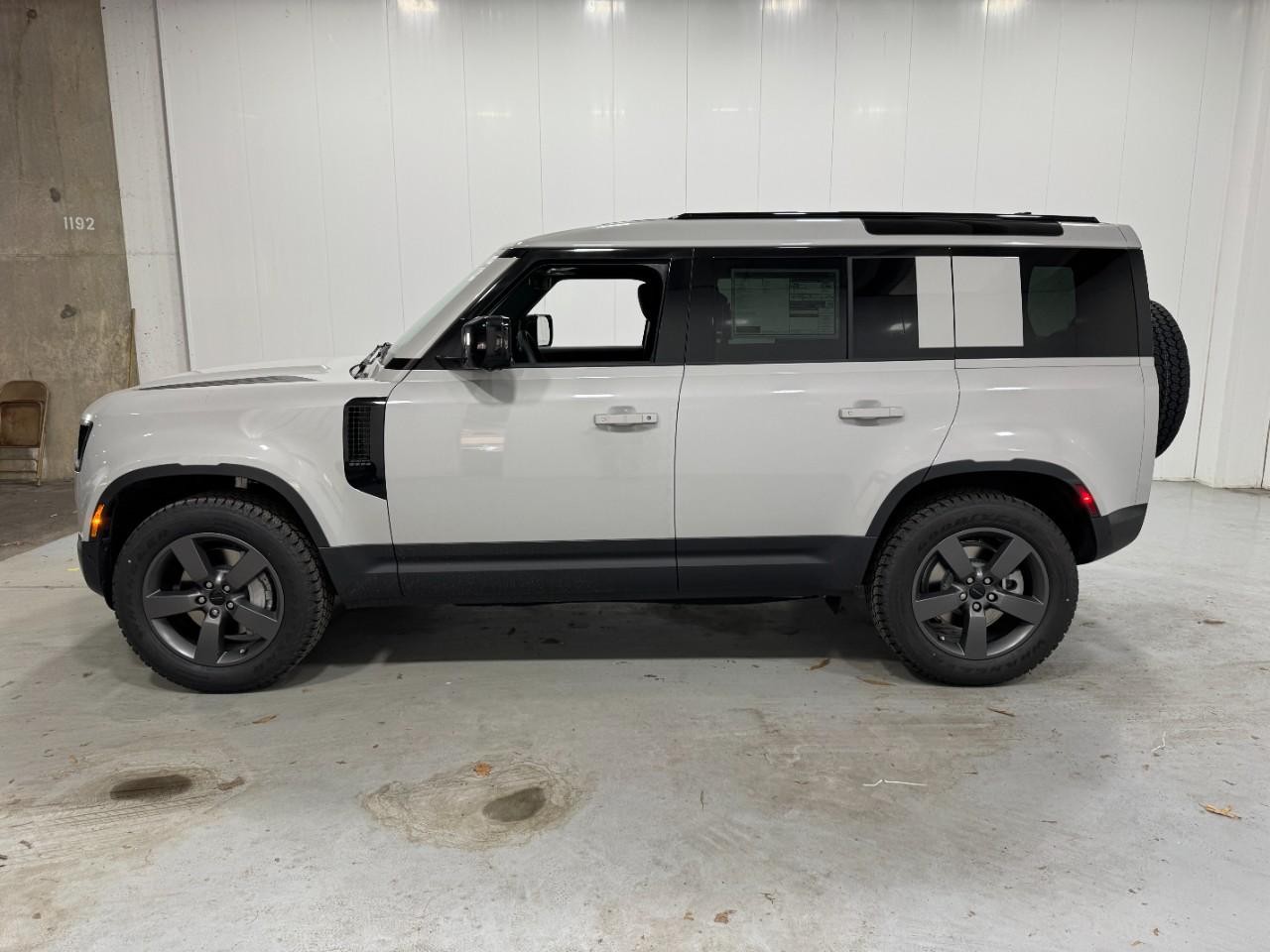 Land Rover Defender Vehicle Full-screen Gallery Image 2