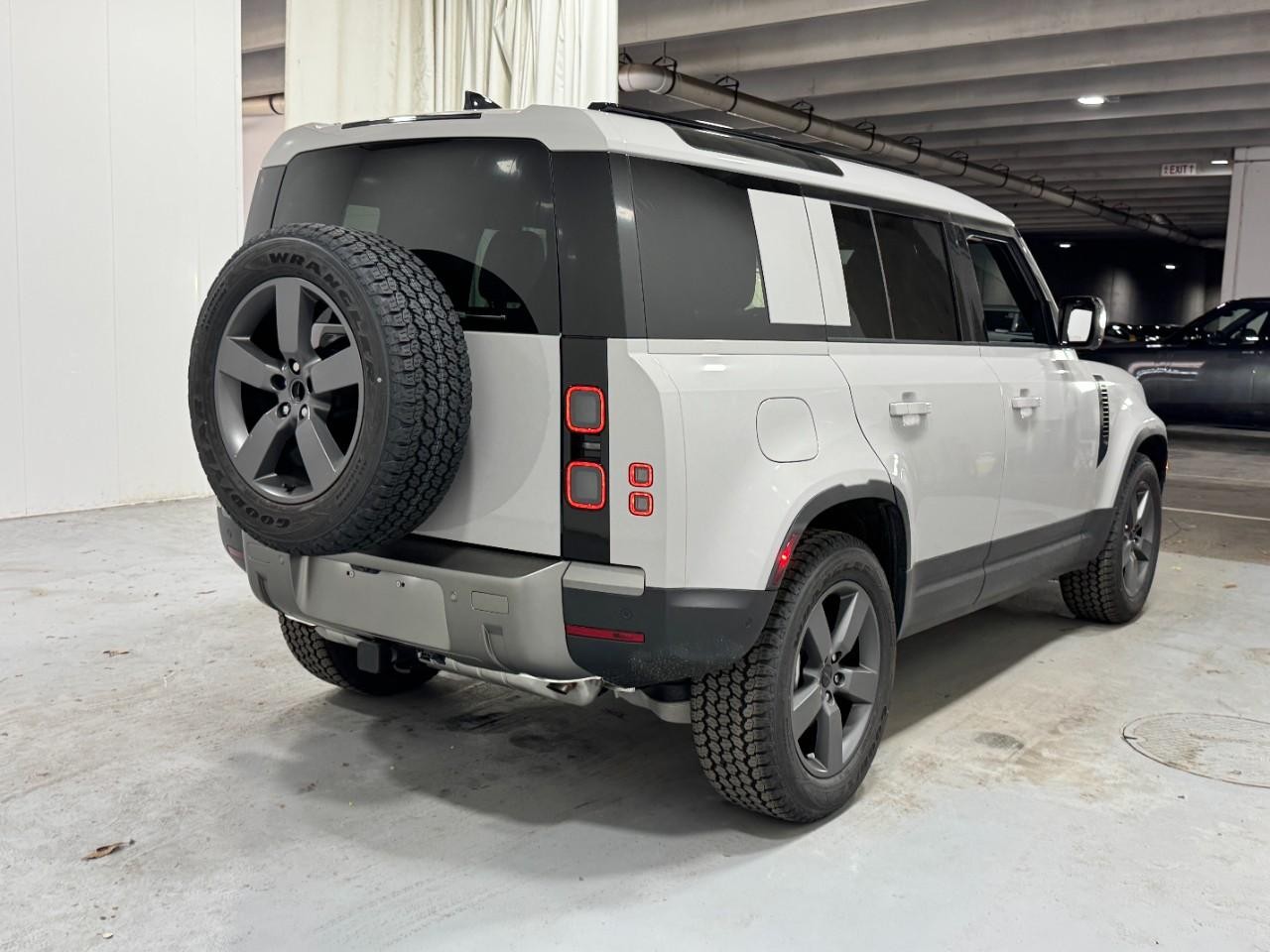 Land Rover Defender Vehicle Full-screen Gallery Image 4