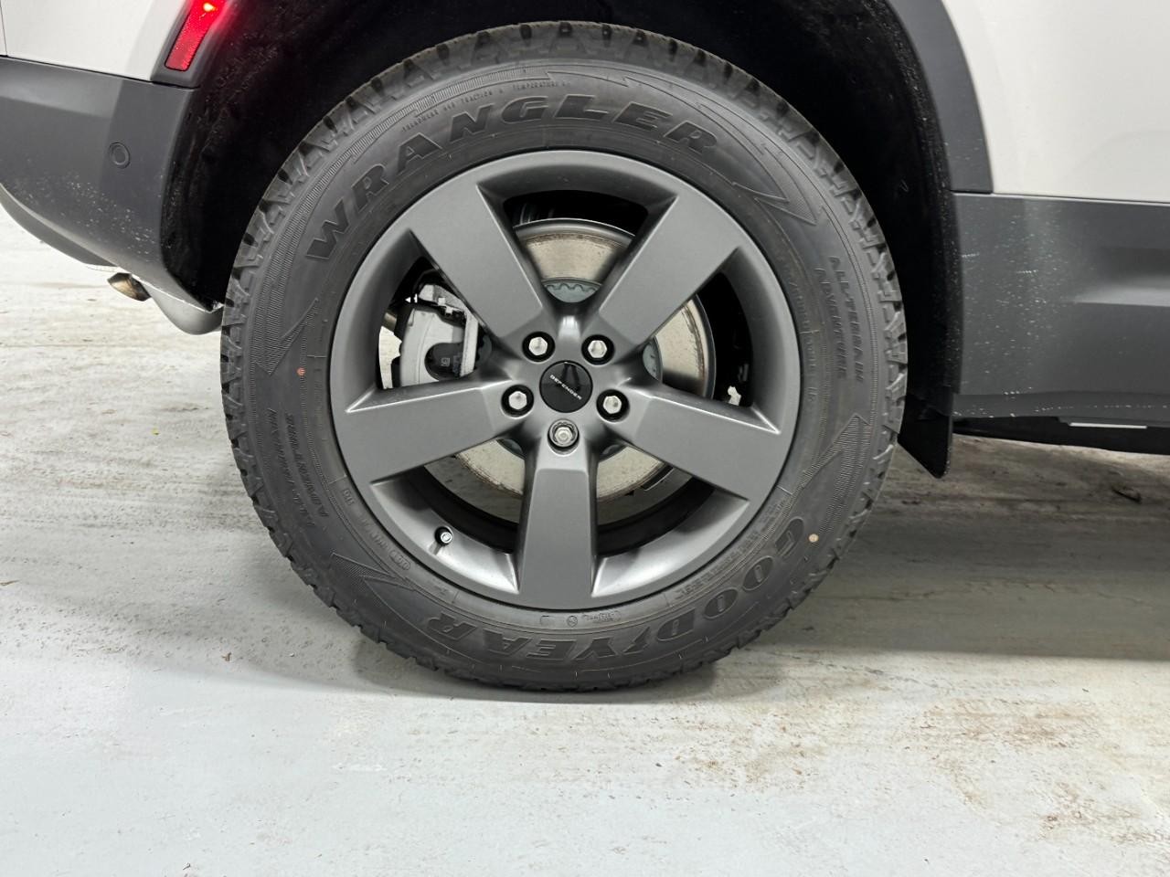 Land Rover Defender Vehicle Full-screen Gallery Image 5