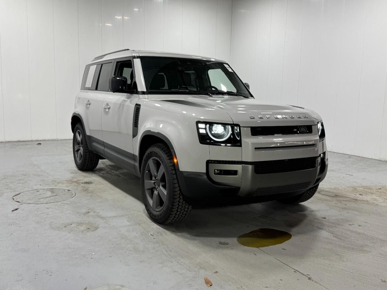 Land Rover Defender Vehicle Full-screen Gallery Image 6