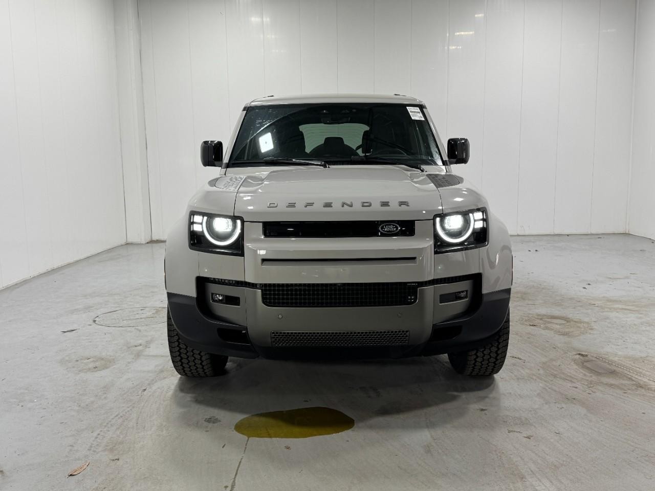 Land Rover Defender Vehicle Full-screen Gallery Image 7