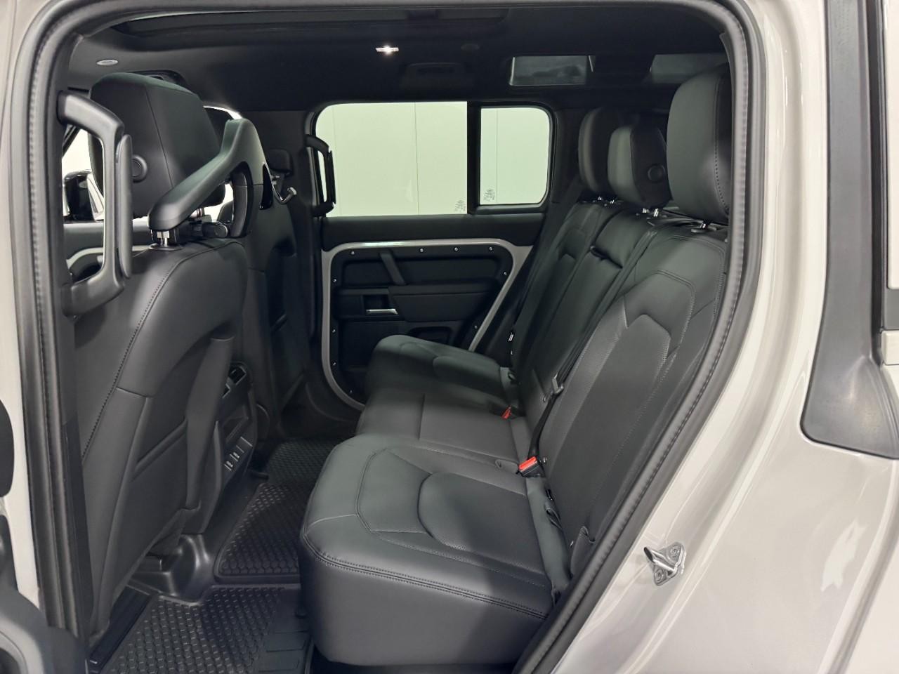 Land Rover Defender Vehicle Full-screen Gallery Image 8