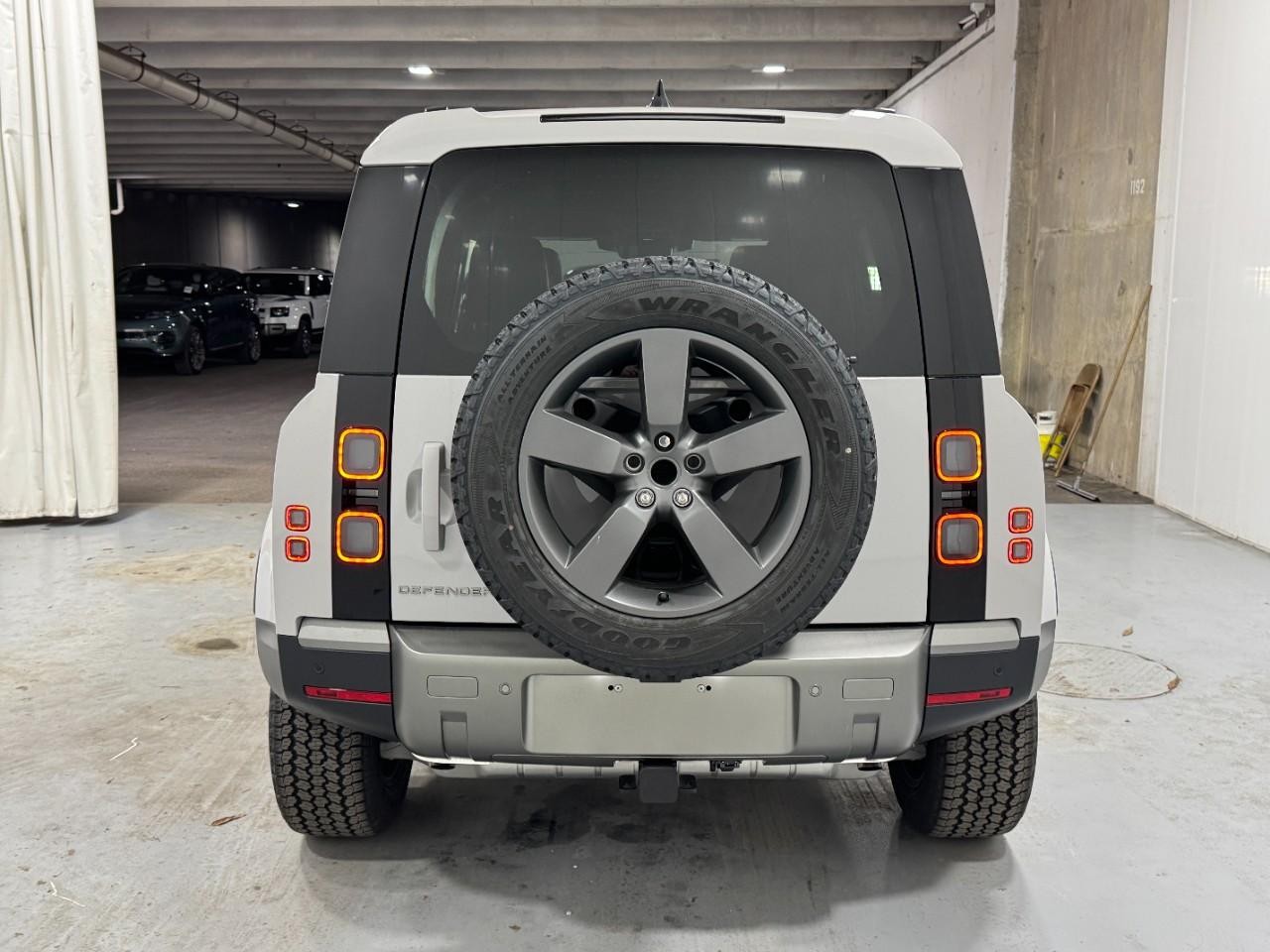 Land Rover Defender Vehicle Full-screen Gallery Image 9