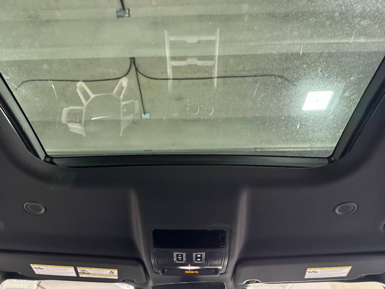 Land Rover Defender Vehicle Full-screen Gallery Image 11