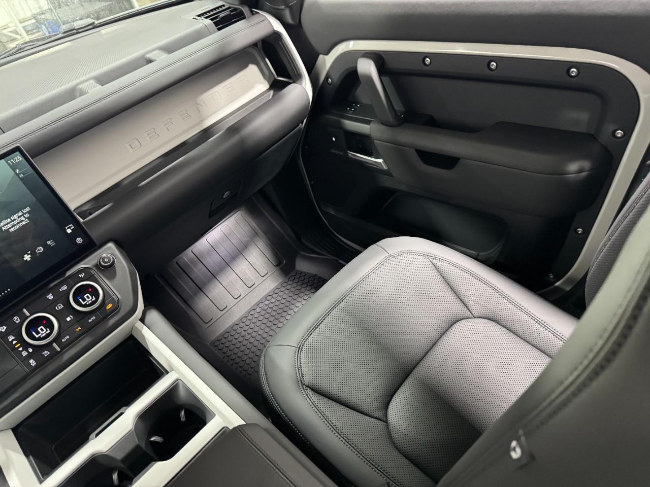 Land Rover Defender Vehicle Full-screen Gallery Image 17