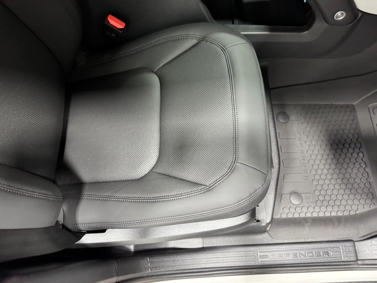 Land Rover Defender Vehicle Full-screen Gallery Image 19