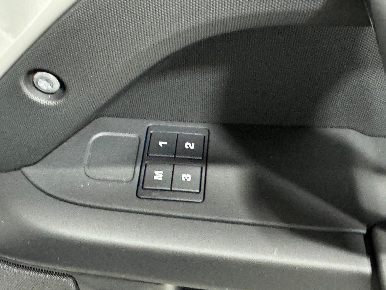 Land Rover Defender Vehicle Full-screen Gallery Image 21