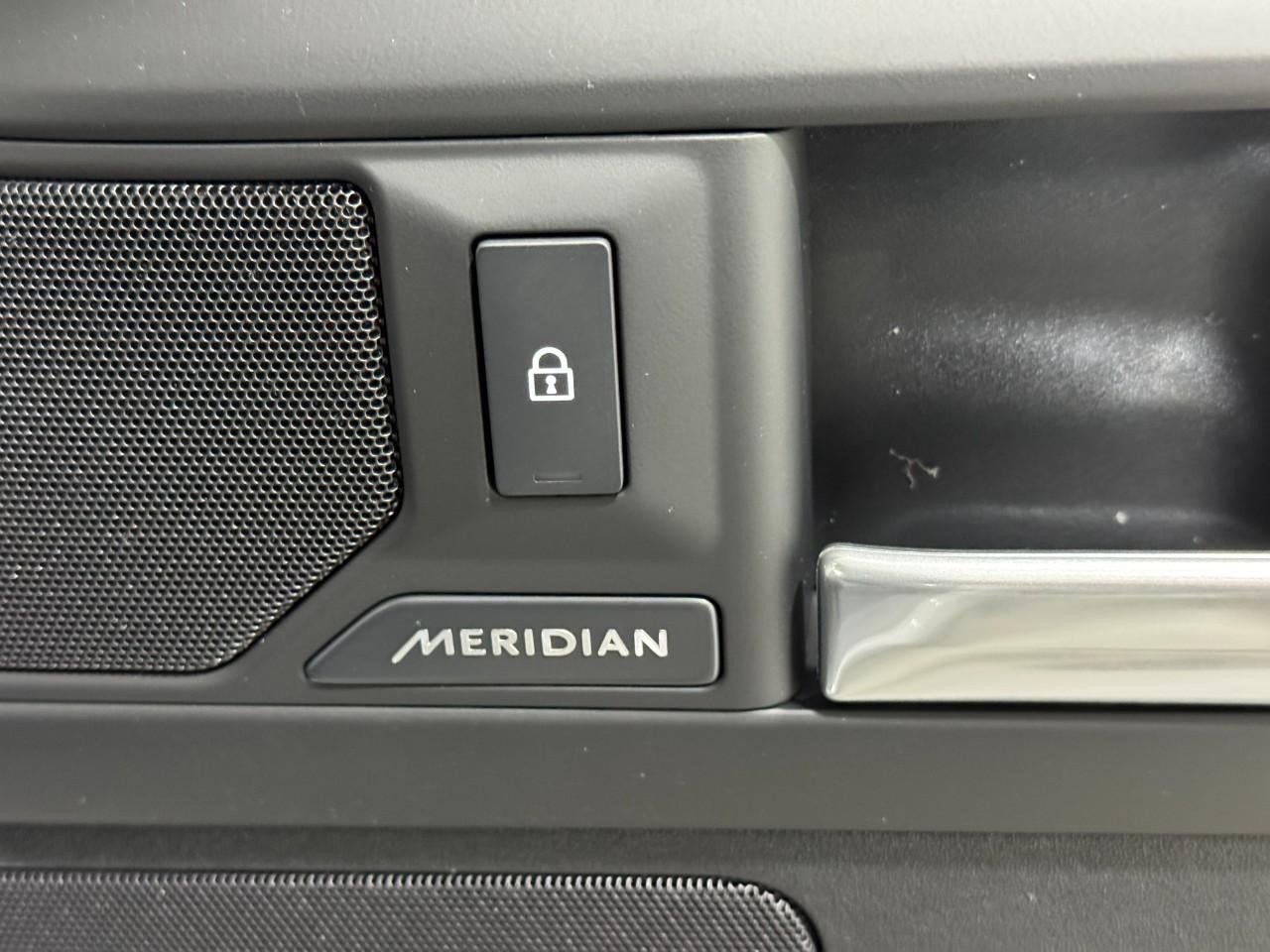 Land Rover Defender Vehicle Full-screen Gallery Image 22