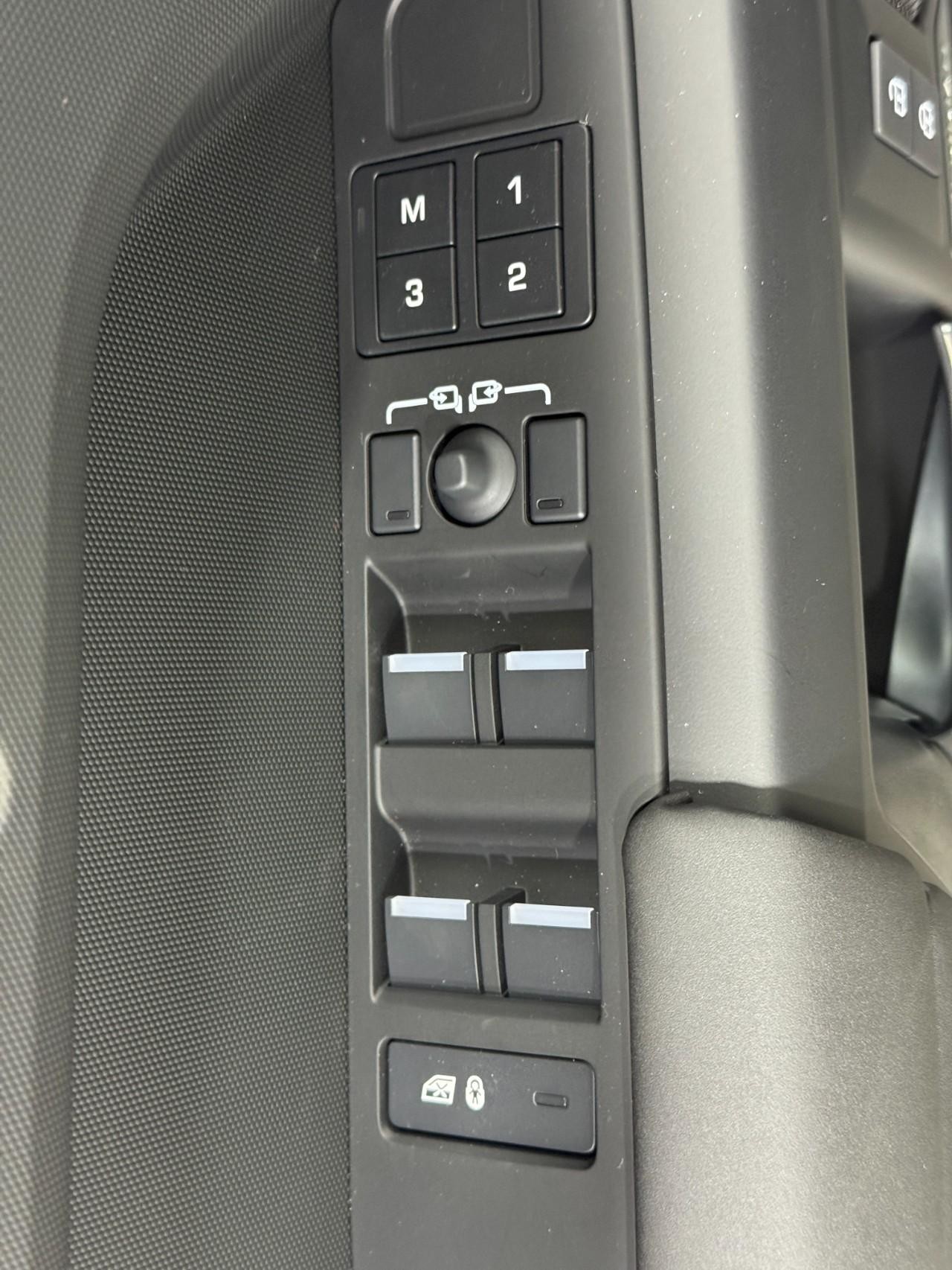 Land Rover Defender Vehicle Full-screen Gallery Image 23