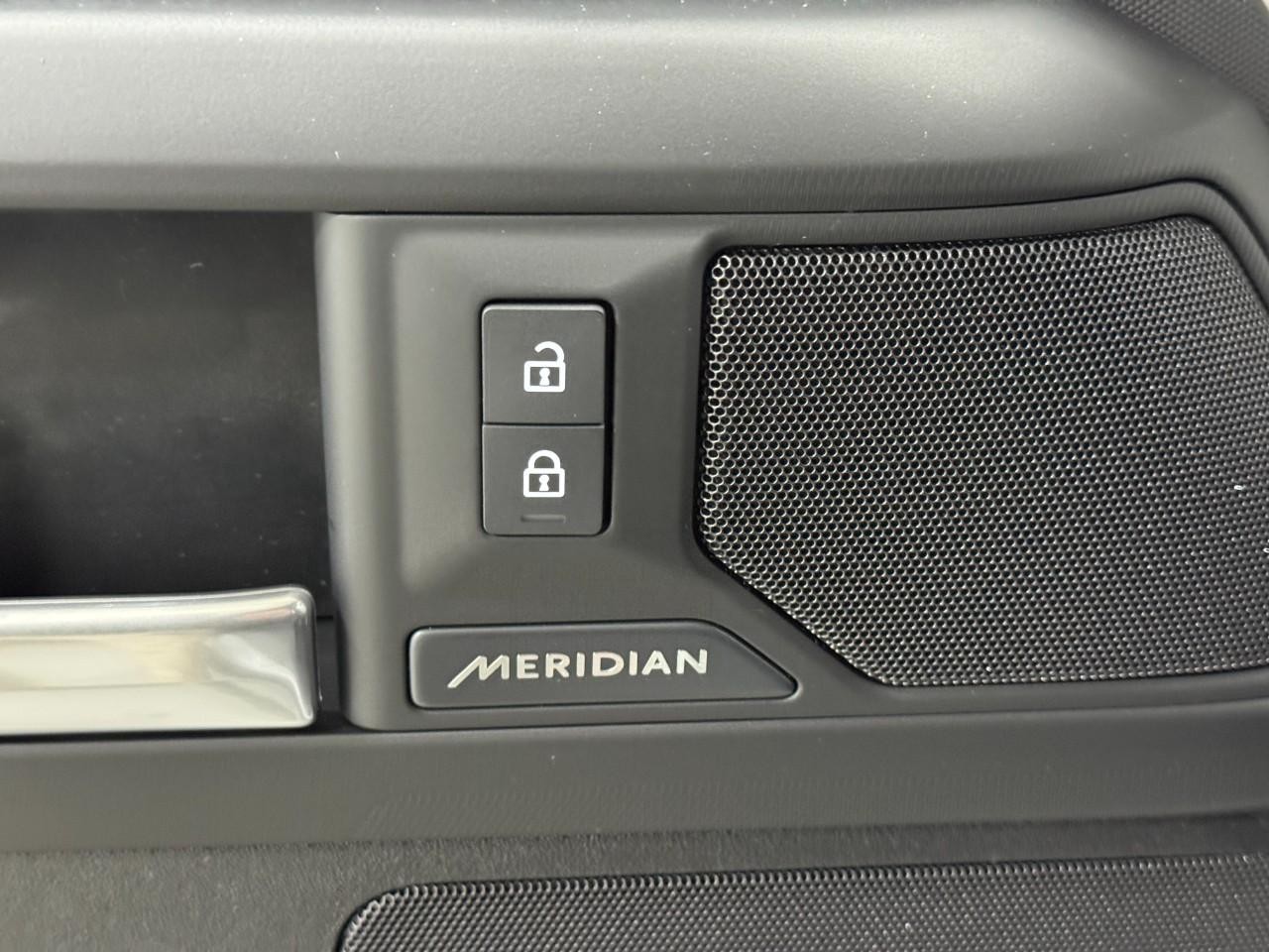 Land Rover Defender Vehicle Full-screen Gallery Image 24