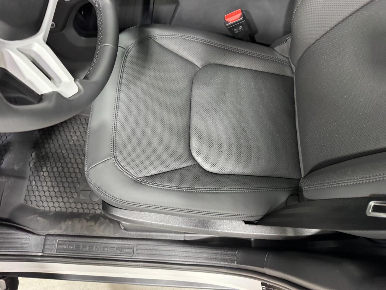 Land Rover Defender Vehicle Full-screen Gallery Image 26