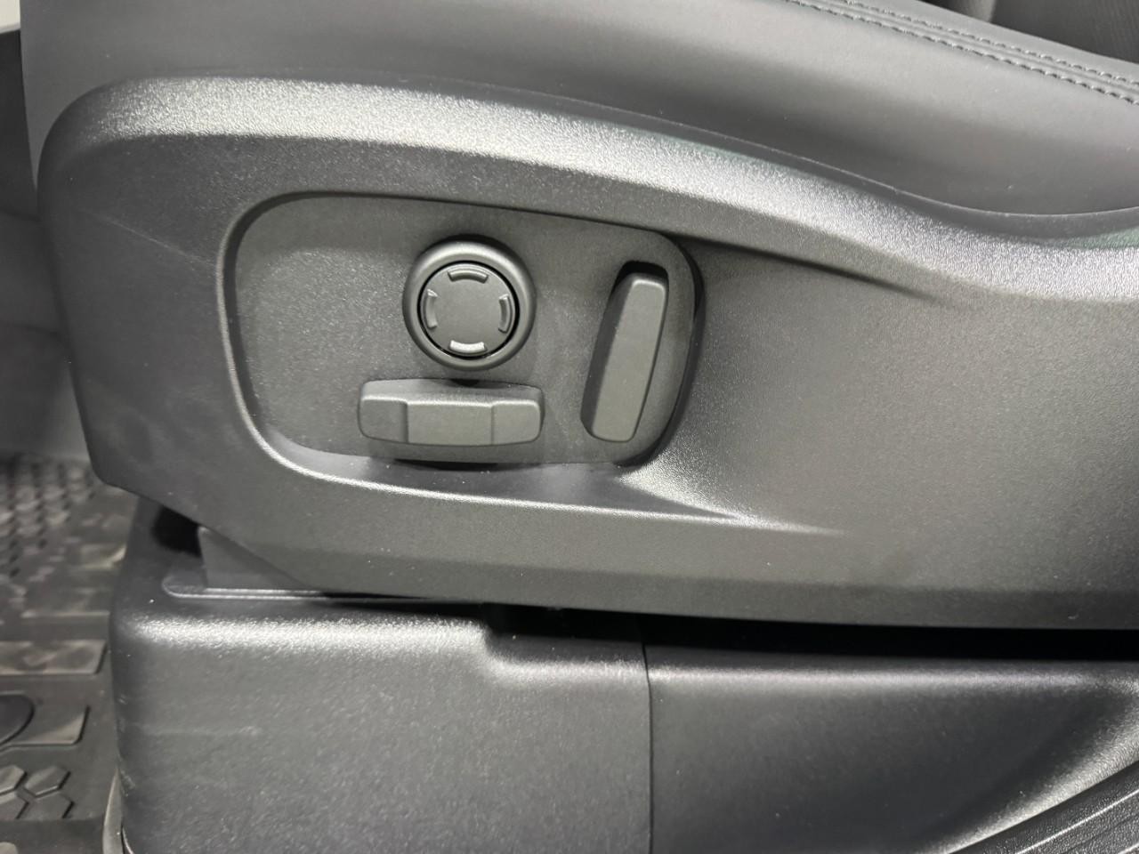 Land Rover Defender Vehicle Full-screen Gallery Image 27