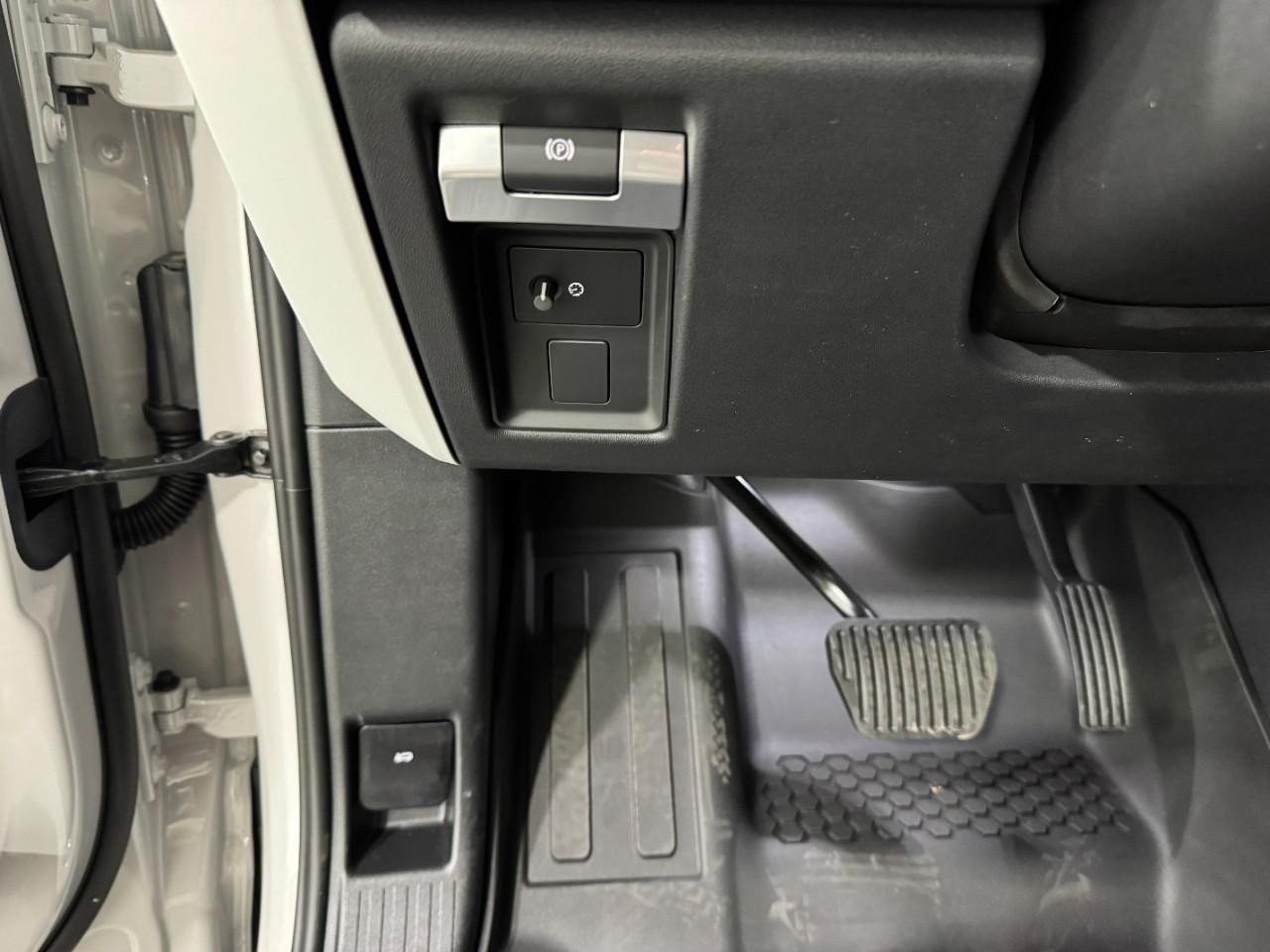 Land Rover Defender Vehicle Full-screen Gallery Image 28