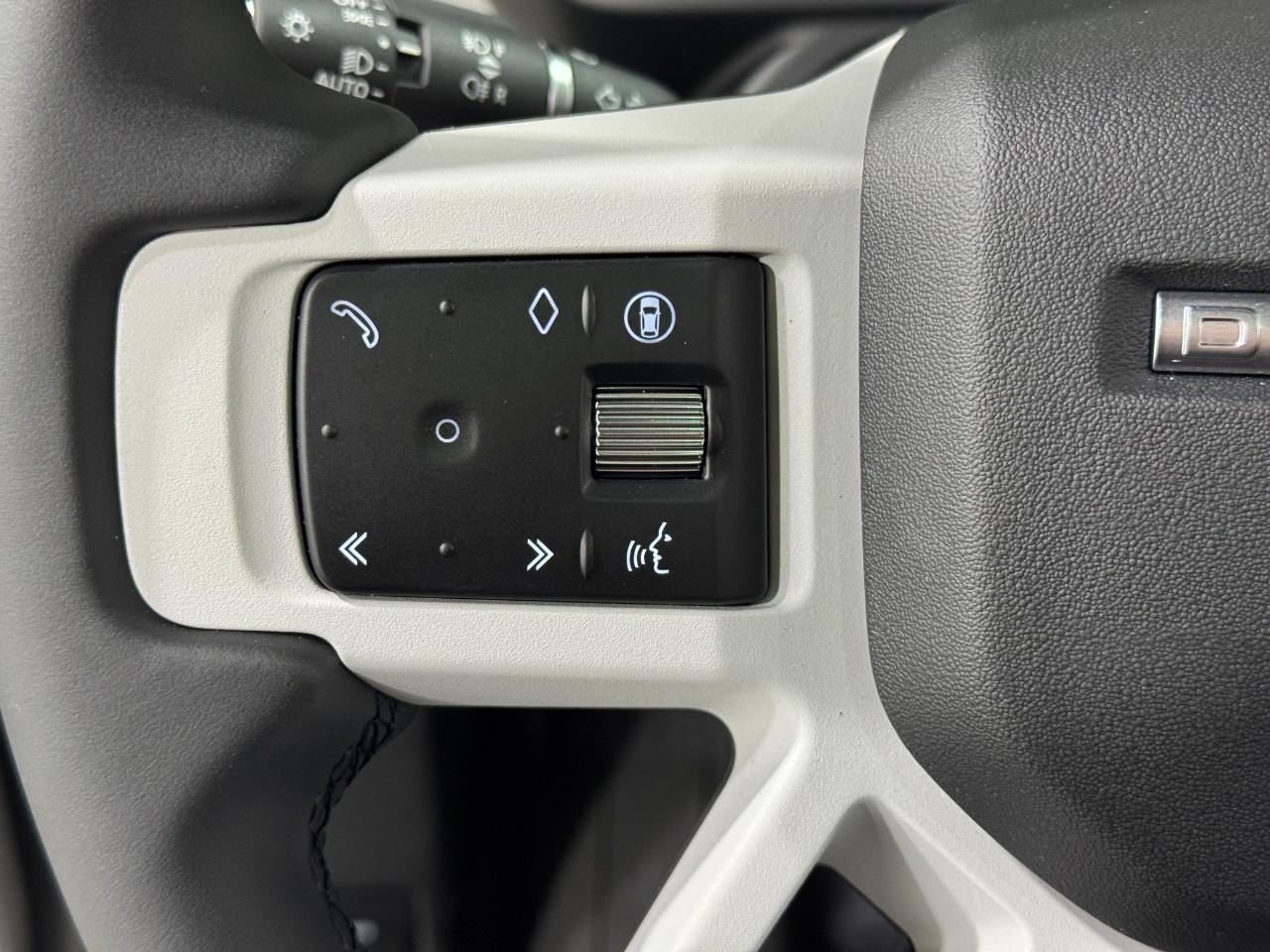 Land Rover Defender Vehicle Full-screen Gallery Image 29