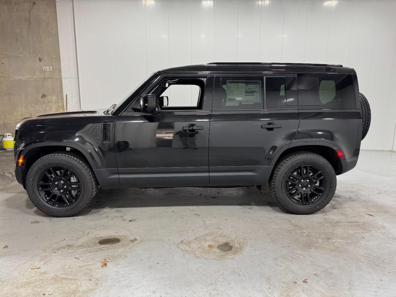 Land Rover Defender Vehicle Full-screen Gallery Image 2