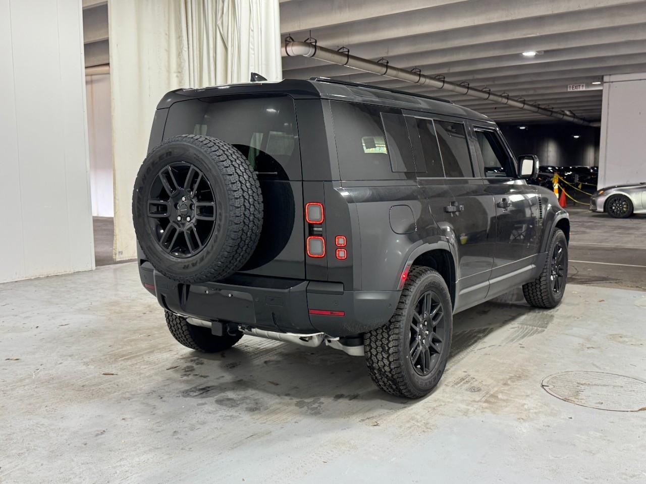 Land Rover Defender Vehicle Full-screen Gallery Image 4