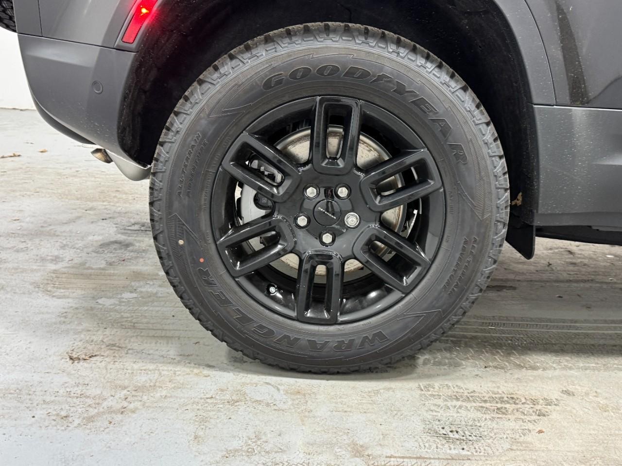 Land Rover Defender Vehicle Full-screen Gallery Image 5