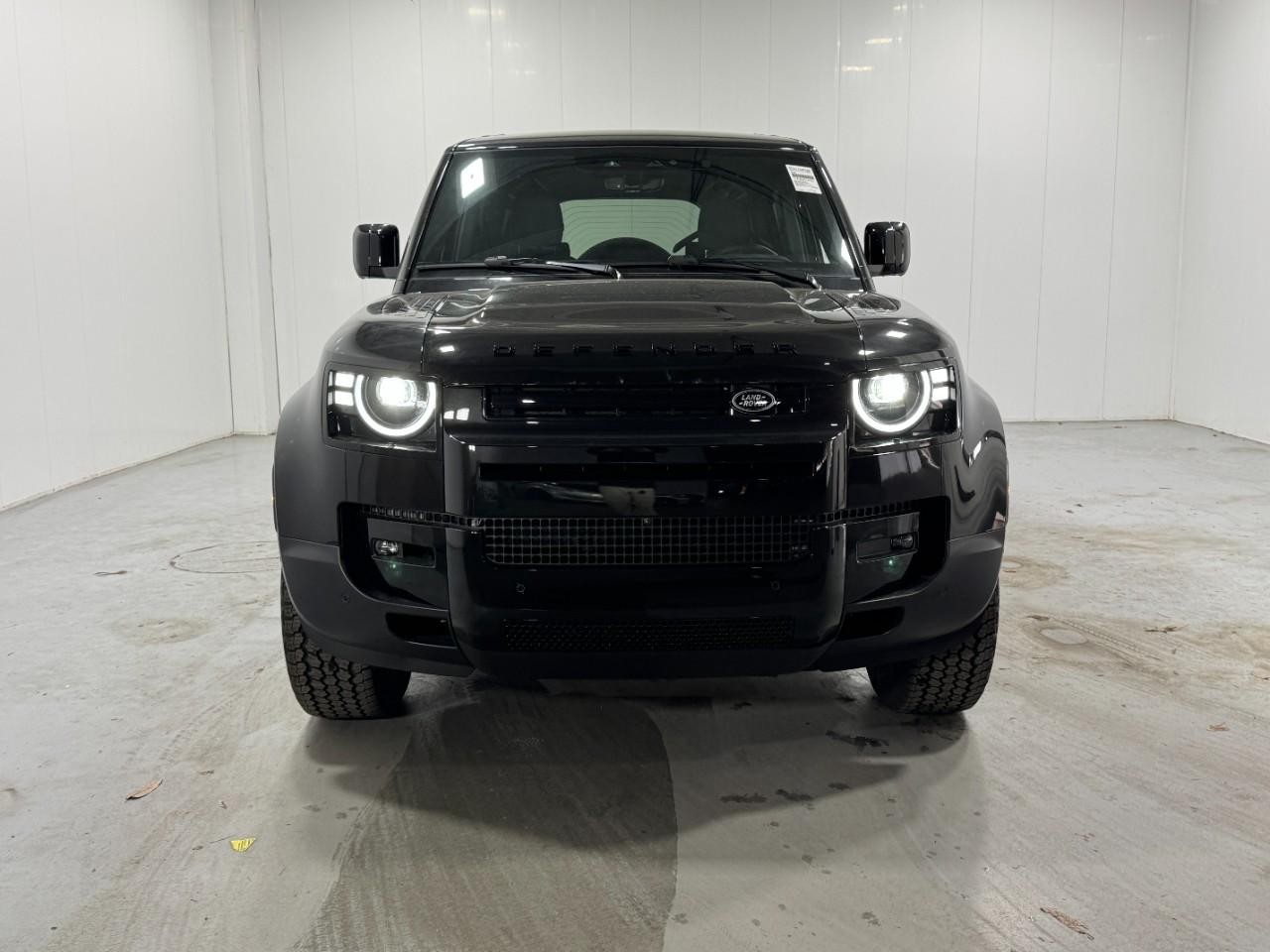 Land Rover Defender Vehicle Full-screen Gallery Image 7