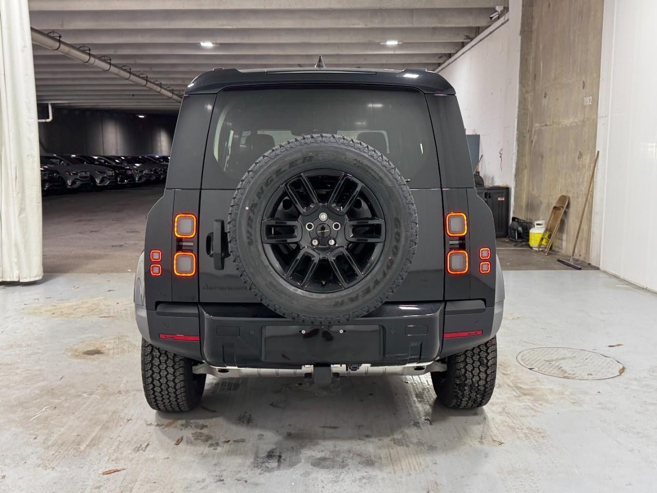 Land Rover Defender Vehicle Full-screen Gallery Image 9