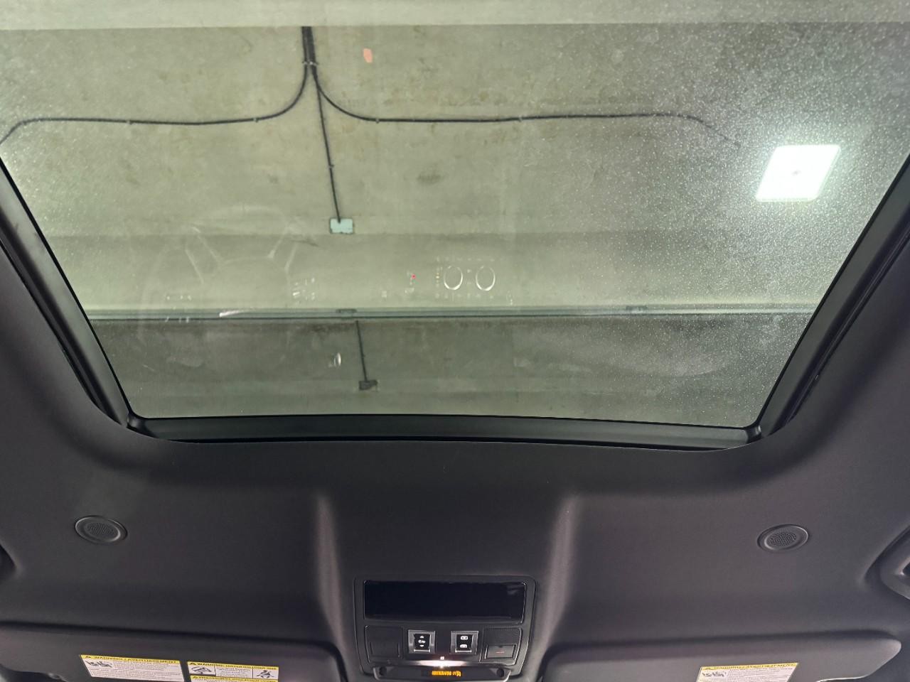 Land Rover Defender Vehicle Full-screen Gallery Image 11