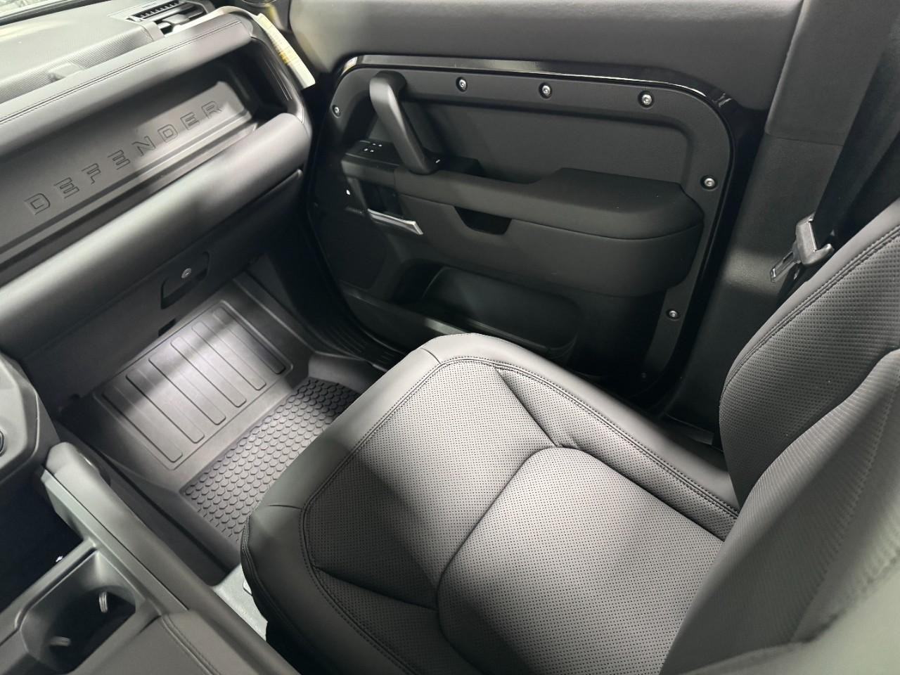 Land Rover Defender Vehicle Full-screen Gallery Image 17