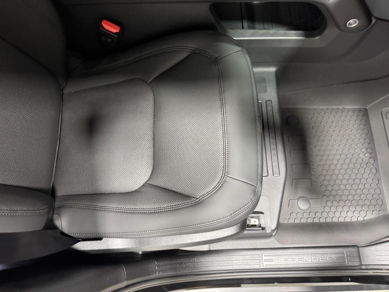 Land Rover Defender Vehicle Full-screen Gallery Image 19