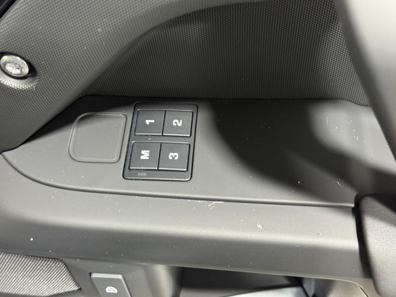 Land Rover Defender Vehicle Full-screen Gallery Image 21