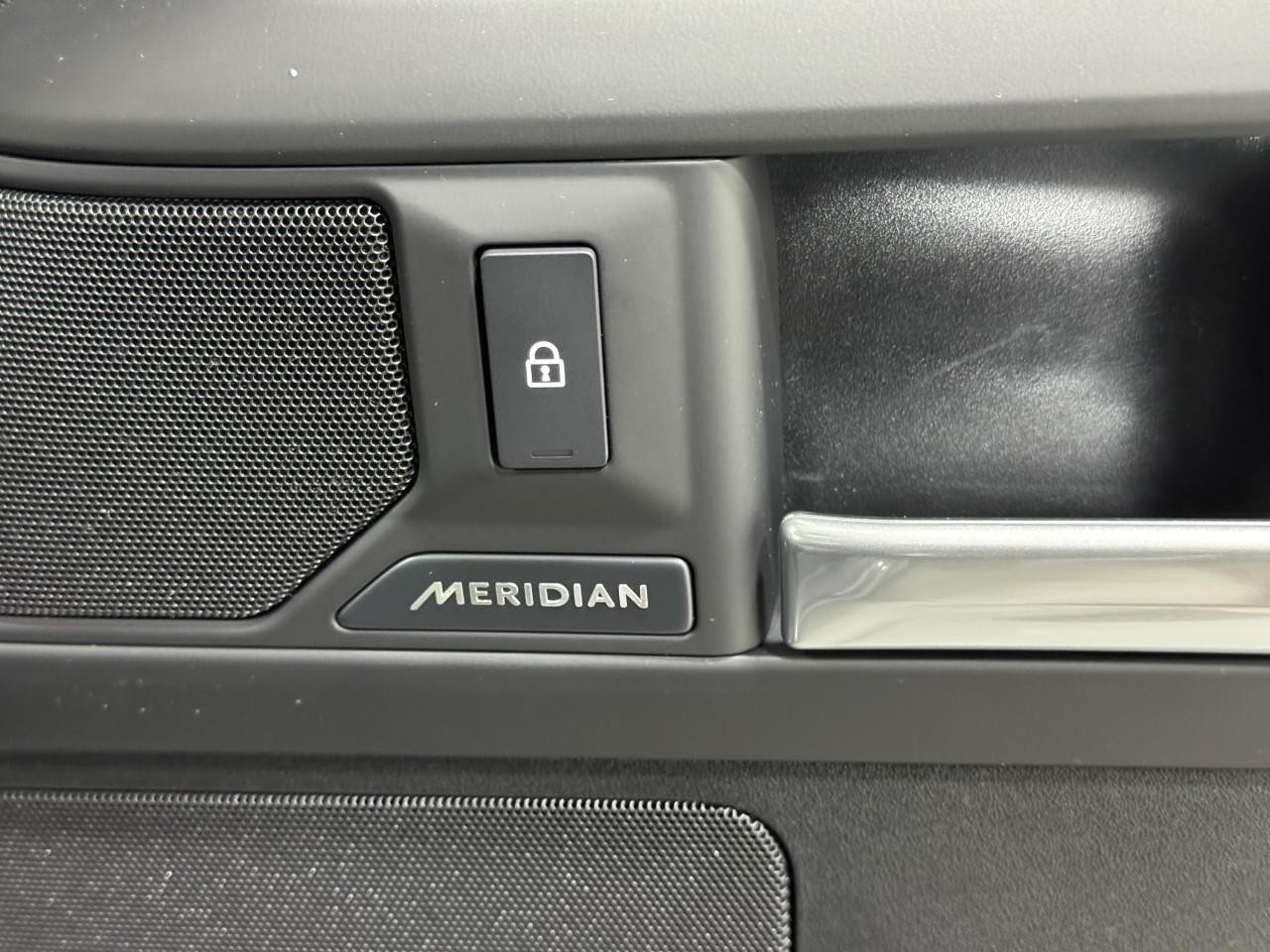 Land Rover Defender Vehicle Full-screen Gallery Image 22