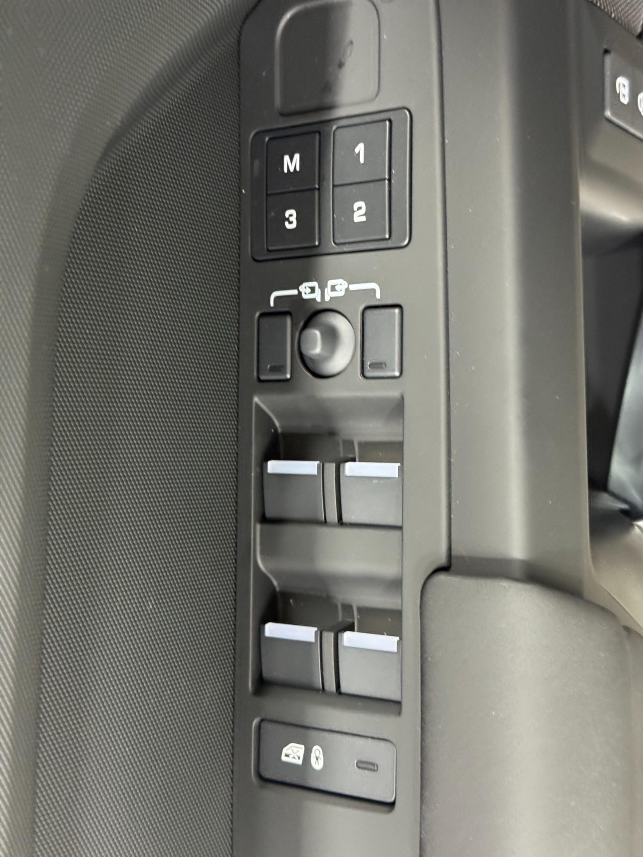 Land Rover Defender Vehicle Full-screen Gallery Image 23