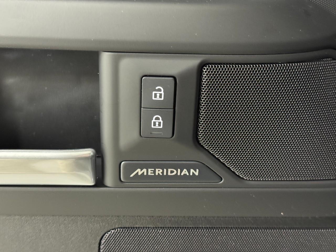 Land Rover Defender Vehicle Full-screen Gallery Image 24