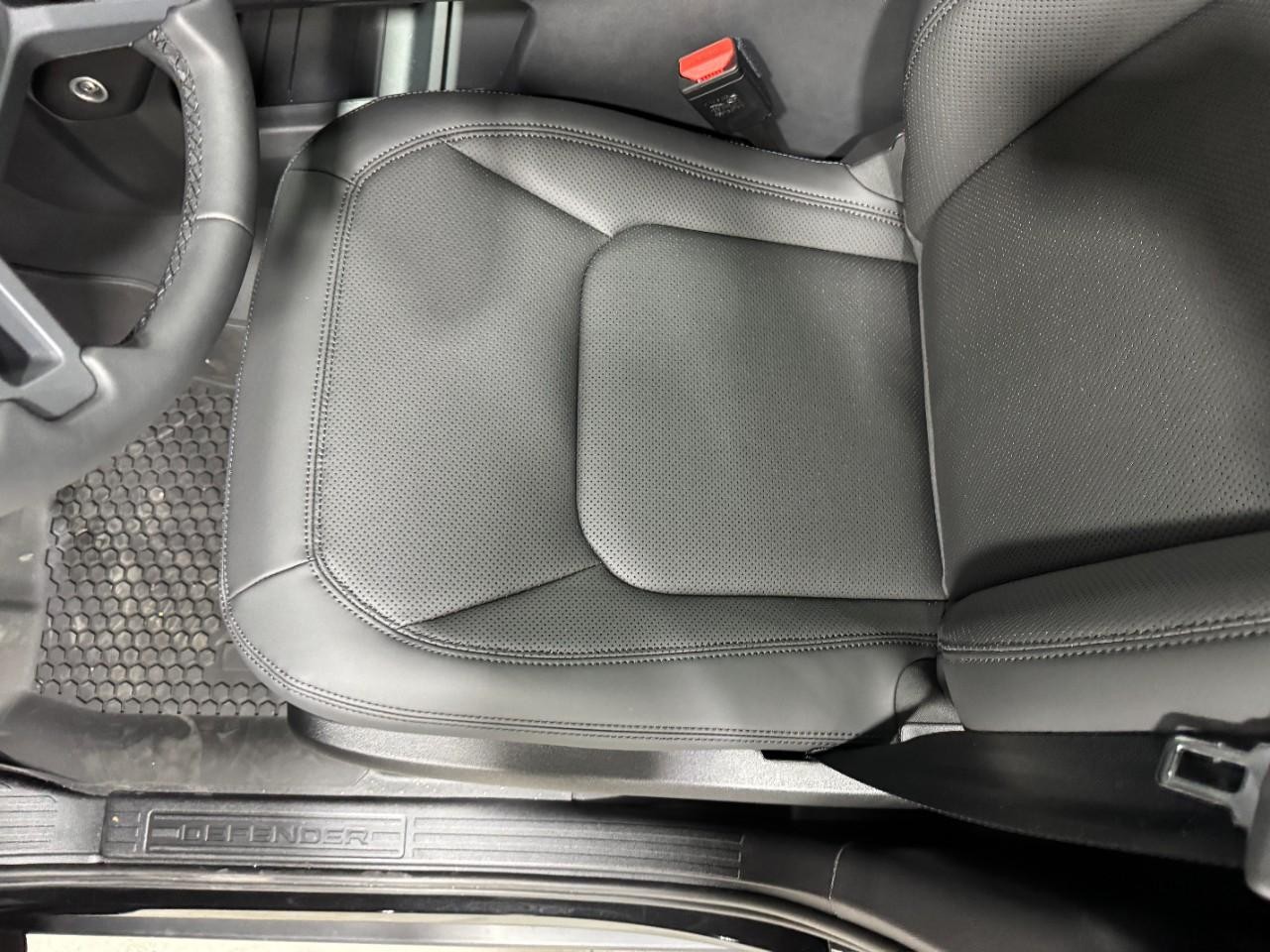 Land Rover Defender Vehicle Full-screen Gallery Image 26