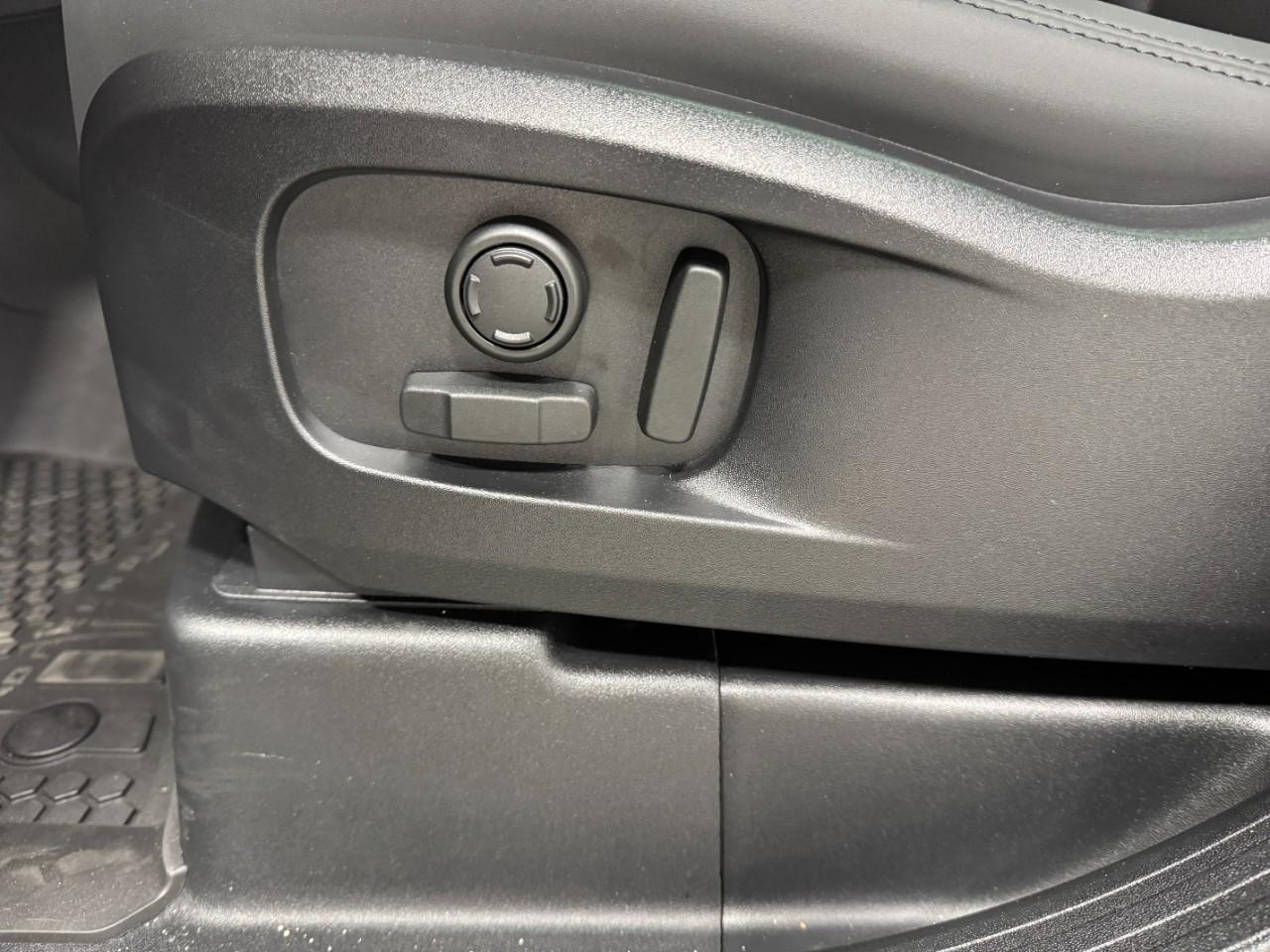 Land Rover Defender Vehicle Full-screen Gallery Image 27