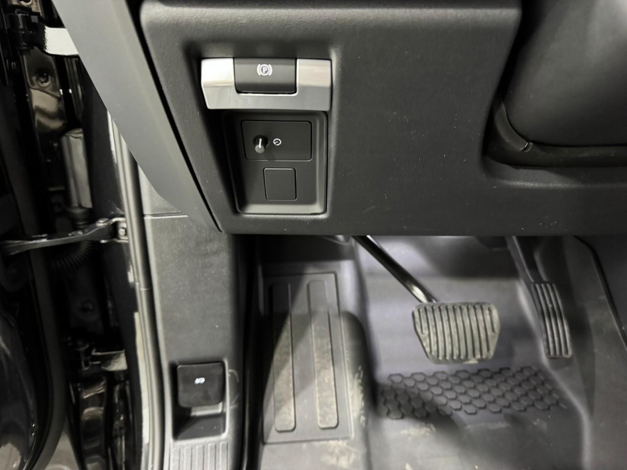 Land Rover Defender Vehicle Full-screen Gallery Image 28