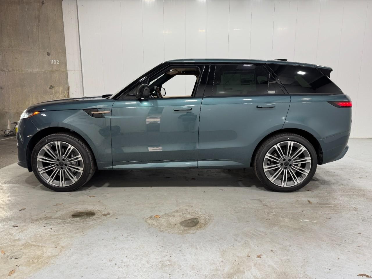Land Rover Range Rover Sport Vehicle Full-screen Gallery Image 2