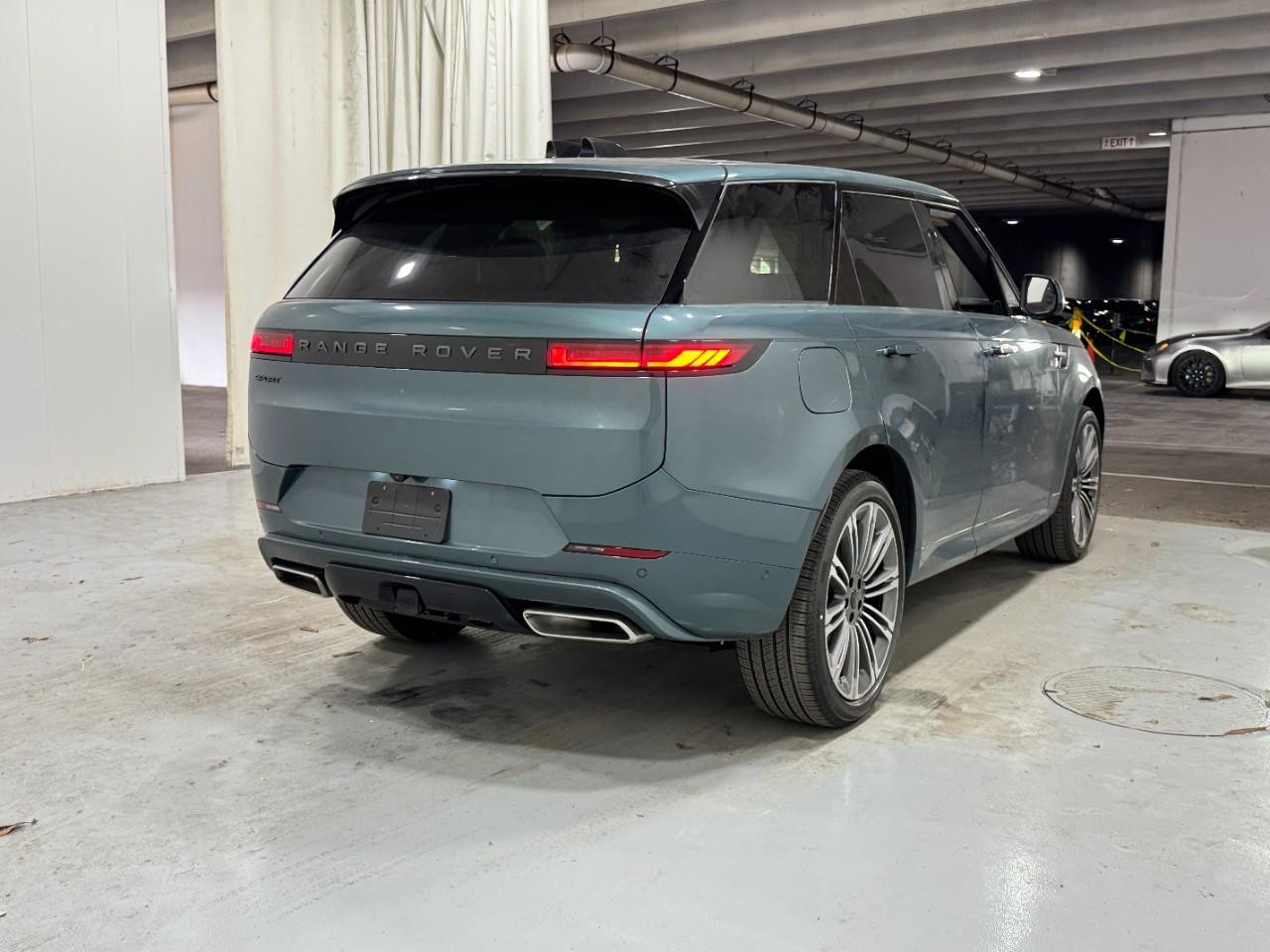 Land Rover Range Rover Sport Vehicle Full-screen Gallery Image 4