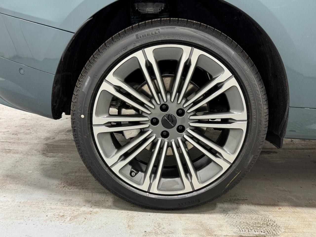 Land Rover Range Rover Sport Vehicle Full-screen Gallery Image 5