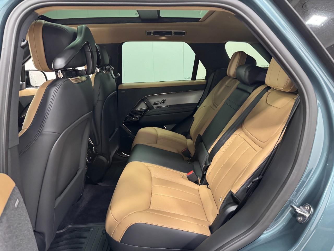 Land Rover Range Rover Sport Vehicle Full-screen Gallery Image 8